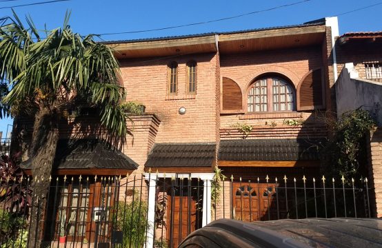 Casa Chalet 4 Ambientes Cochera &#8211; Jardin &#8211; Pileta.  LASCANO 6300, Versalles