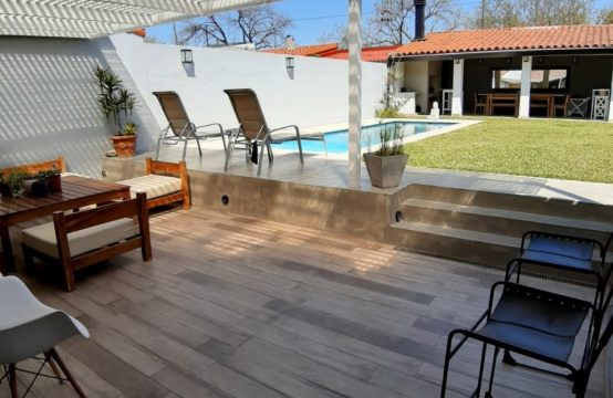 Casa con Cochera Jardín y Piscina en Zona Residencial Barrio Saavedra.
