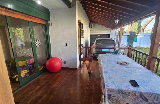 Casa 5 ambientes con gran jardín quincho y cochera barrio Saavedra